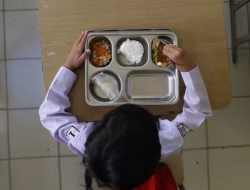 Ratusan Orang Diduga Keracunan Usai Konsumsi Makanan Gratis Program Makan Siang Sekolah