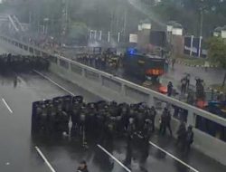 Suasana Demo di DPR Memanas, Massa Tembus ke Tol Dalam Kota