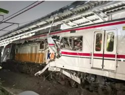 KA Argro Bromo Anggrek  Tabrak KRL Commuter Line Cikarang