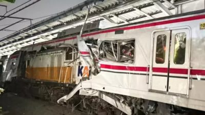 KA Argro Bromo Anggrek  Tabrak KRL Commuter Line Cikarang