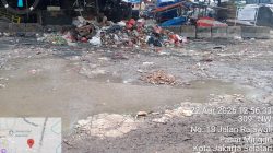 Sampah Menumpuk dan Jalan Becek Di Jl Rajawali Pasar Minggu Dikeluhkan Warga