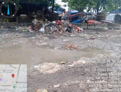 Sampah Menumpuk dan Jalan Becek Di Jl Rajawali Pasar Minggu Dikeluhkan Warga