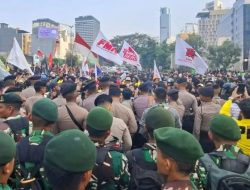 Tentara Turun Gunung Jaga Demo  Mahasiswa Di Bunderan HI Jakarta