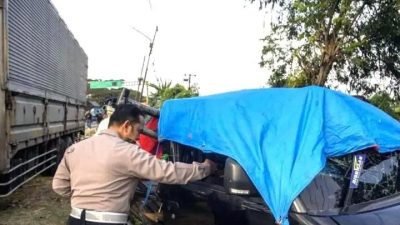 12 Orang Meninggal  Truk Hino Tabrak Mobil Back Terbuka Di Indramayu